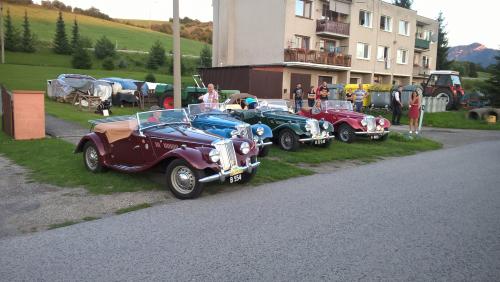 Historické vozidlá MG návšteva v Galovanoch
