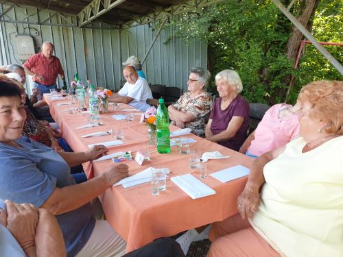 Posedenie pri guláši 8.8.2019 Jednota dôchodcov Galovany